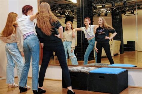 Junge Amateur Models Fiebern Ihrem Gro En Laufsteg Auftritt In Der Stadthalle Zwickau Entgegen