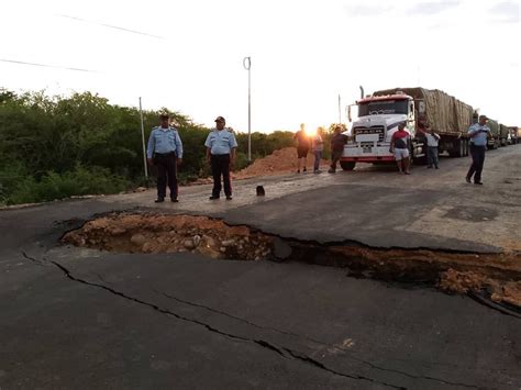 Autoridades Venezolanas Atienden Colapso De Puente Por Intensas Lluvias