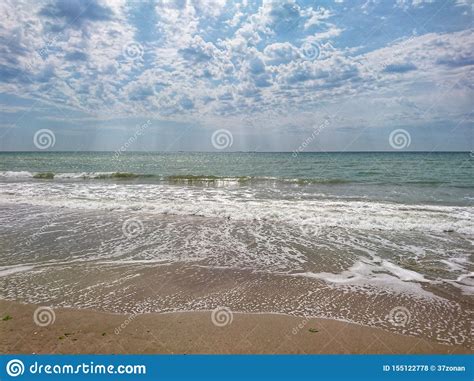 Paisaje Marino Azul Brillante Hermoso Cielo Nubes Agua Ondas Arena