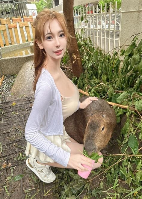 Hot girl mặc xuyên thấu trễ nải khoe vòng một ngoại cỡ