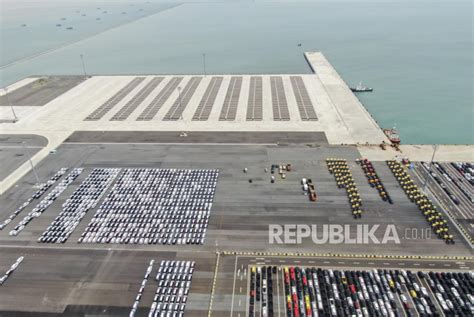 Suasana Aktivitas Ekspor Mobil Di Pelabuhan Patimban Subang Republika