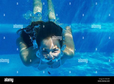 M Dchen Jahre Bikini Unterwasser Fotos Und Bildmaterial In Hoher Aufl Sung Alamy