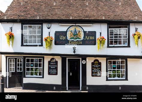 English Pub Exterior Hi Res Stock Photography And Images Alamy