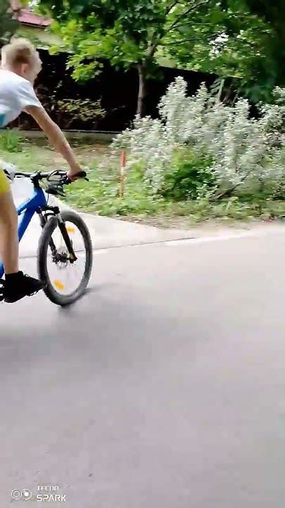 Дрифт на велосипеде и велотрюк на заднее колесо - YouTube