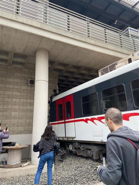 Zmir De Raydan Kan Metro Duvara Arpt