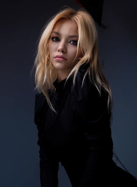 Visage De Femme Sexy Sensuelle Jeune Femme Blonde Posant Avec Un Corps Mince Sexy Belle Beaut