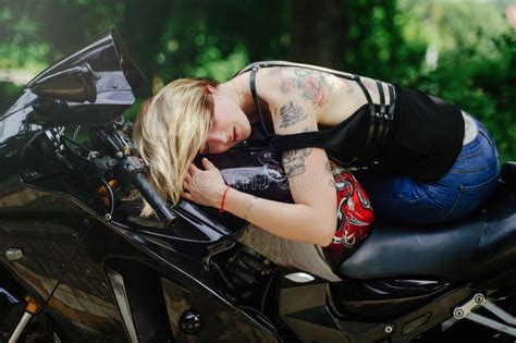 A Menina Loura Encontra Se Em Uma Motocicleta Sorri Os Olhos Sensual