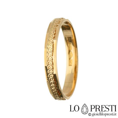 Anello Fedina In Oro Giallo 18kt Bordi Lucidi Con Incisione A Rilievo