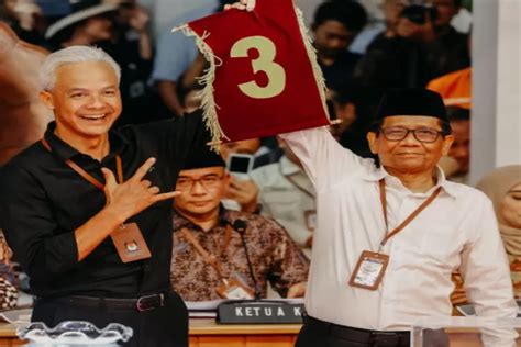 Awal Mula Salam Metal Yang Diacungkan Ganjar Pranowo Mahfud MD