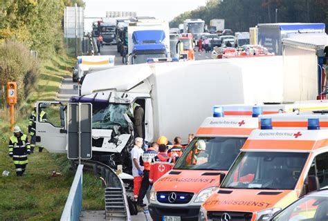 Schwerer Lkw Unfall H He Holzkirchen Fahrer Schwer Verletzt