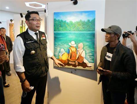 Gubernur Ridwan Kamil Resmikan Sumedang Creative Center Beli Lukisan