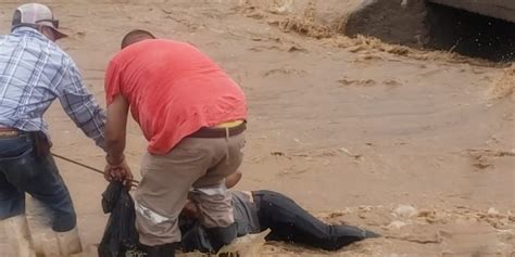 Video Lo Arrastra La Corriente Del R O Vaqueros Lo Lazan Y Salvan