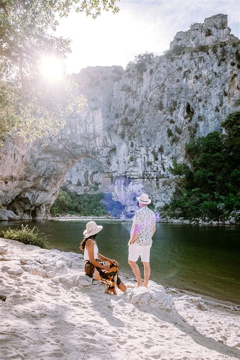 法国 Ardeche 法国 Ardeche Pont d Arc 河边海滩上的情侣法国 Ardeche 峡谷 Vallon Pont