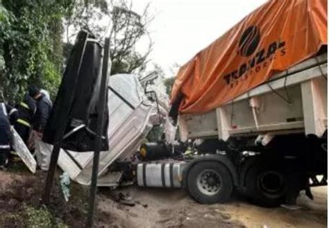 Colisão frontal entre dois caminhões interdita BR 487