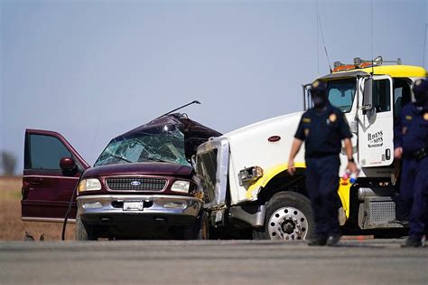 Police 13 Killed When Big Rig Hits Suv Carrying 25 People The