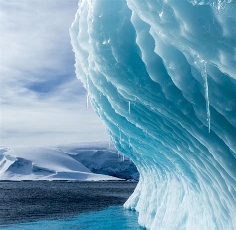 Antarctica: Three times the size of New York - A ship passes the largest iceberg