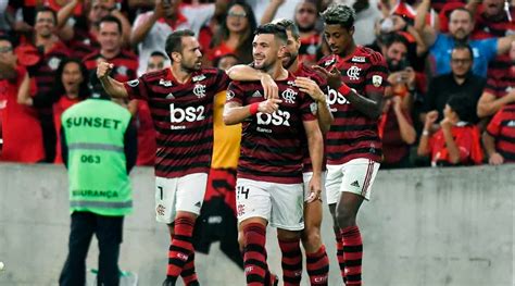 R 40 milhões Maestro do Flamengo aceita jogar no Palmeiras e