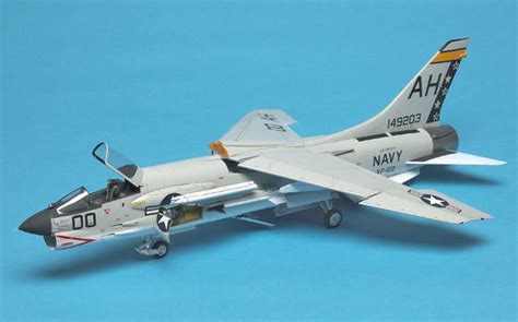 F8e Crusader Fighter Aircraft Plastic Model Airplane Kit 132