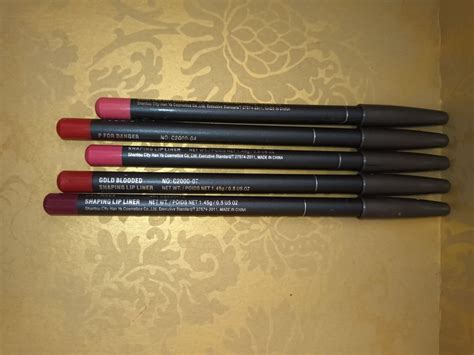 Neu schöne nude und warme Rot Töne als Lipliner Neu gemäss Beschreibung in Binz für CHF