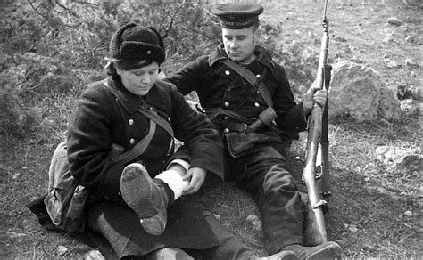 Медсестра 7-й бригады морской пехоты Лаптева оказывает помощь раненому ...