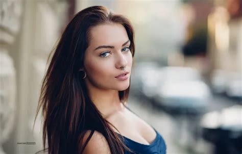 Model Brunette Look X