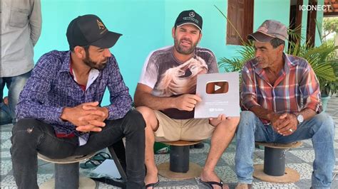 Weslley Ygor é Zoinho mostram a placa de 100 mil inscritos YouTube