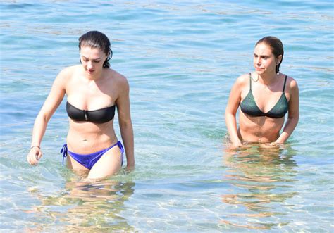 Burcu Özberk bikini sezonunu Bodrum da açtı MedyaFaresi