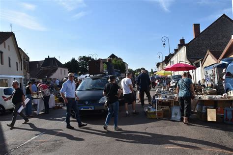 EN IMAGES St Christophe En Brionnais La Foule Pour Le Vide Greniers