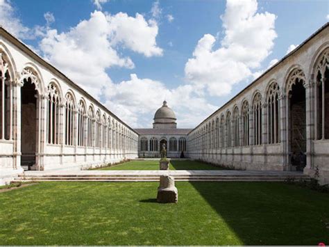 Pisa Entrada A Los Monumentos De La Plaza De Los Milagros Con La Torre