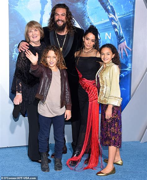 Jason Momoa packs on the PDA with wife Lisa Bonet at Aquaman premiere ...