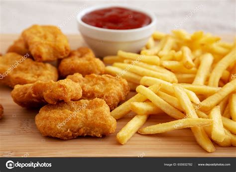 Kyckling Nuggets Och Pommes Frites Med Ketchup Redo Att Äta stockfoto