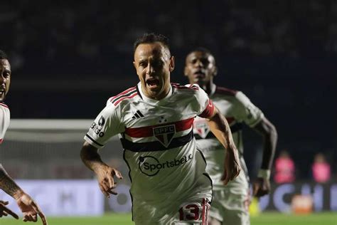 S O Paulo Marca No Fim Vence Cl Ssico Contra Palmeiras E Abre Vantagem