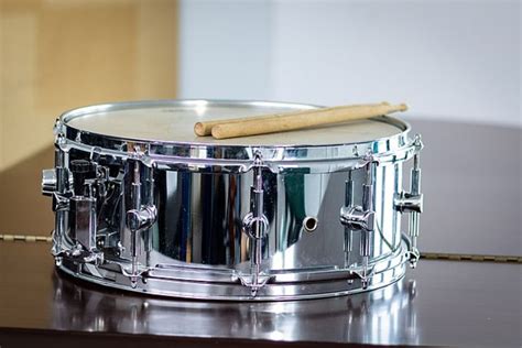 What Is a Snare Drum: Exploring the Rhythmic Heart of the Drum Set