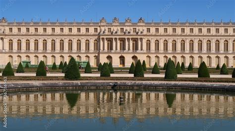 Ch Teau De Versailles Vu Du Jardin Aile Du Midi Et Son Reflet Dans L