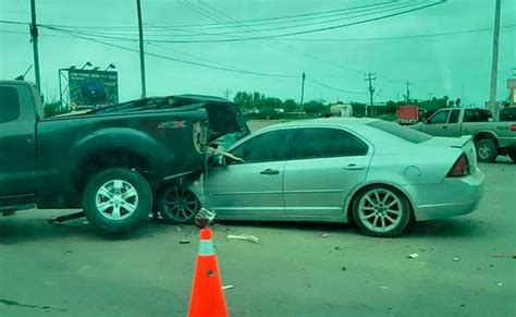 Conductor impacta su vehículo contra camioneta en Díaz Ordaz Tamaulipas