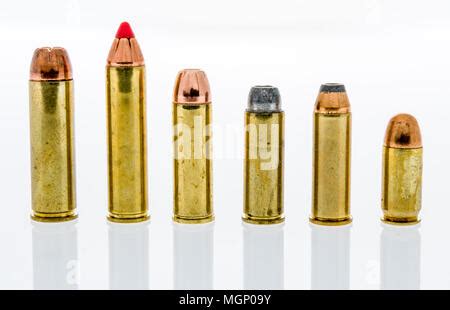 45 Colt Munition auf weißem Hintergrund Stockfotografie - Alamy