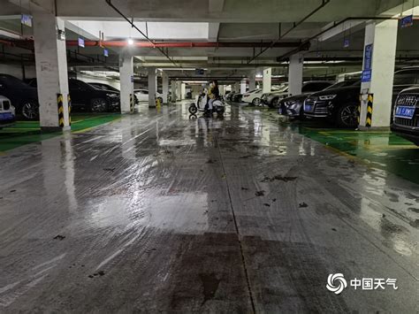 南宁遭遇回南天袭击 墙壁门窗地面湿漉漉 广西高清图片 中国天气网