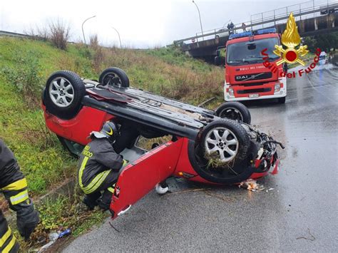 Pauroso Incidente Stradale A Milazzo Auto Sbanda E Si Ribalta Sull