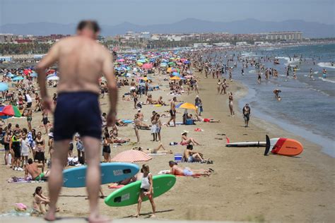 Las Altas Temperaturas Llenan Las Playas Valencianas Levante Emv