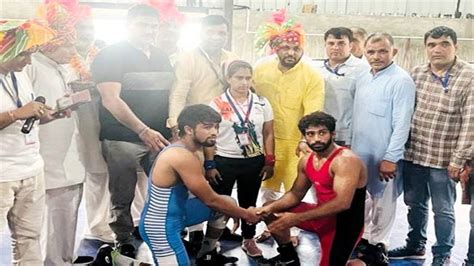 जिला स्तरीय कुश्ती प्रतियोगिता में पहलवानों ने दिखाया दम Wrestlers