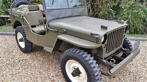 Este Jeep Willys clásico escala por las rocas sin inmutarse