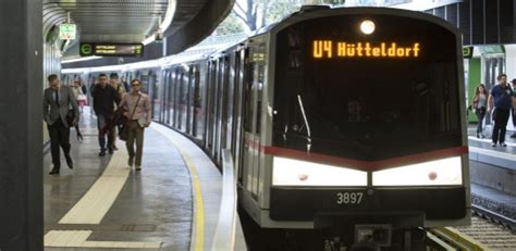 Mann Stürzt Auf Gleise Und Wird Von U Bahn Erfasst Österreich Heuteat