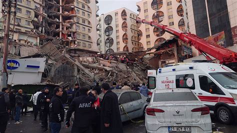 Turchia Almeno Morti Per Terremoto Di Magnitudo Tra I Pi