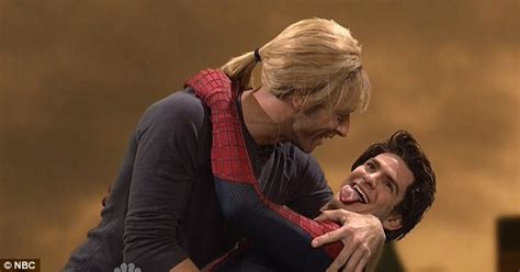 Chris Martin besó a Andrew Garfield en Saturday Night Live Cultura Geek