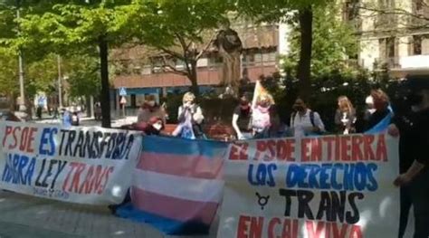 Colectivos Lgtbi Protestan Ante La Sede Del Psn En Pamplona Por El