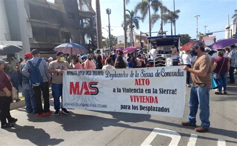 Marchan desplazados por la violencia en Mazatlán Sinaloa