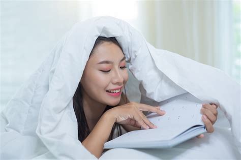 A menina que encontra se na cama que escuta a música e que lê livros