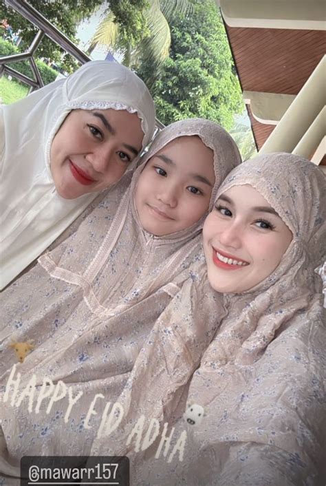 Momen Keluarga Ayu Ting Ting Salat Idul Adha