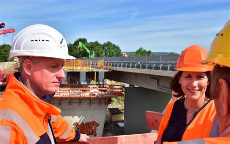 B In Sinzig Zw Lf Tonnenschwere Stahltr Ger Auf Ahrbr Cke Eingehoben