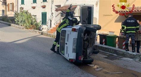 Ancona Perde Il Controllo Dell Auto Cappotta E Si Schianta Contro Un